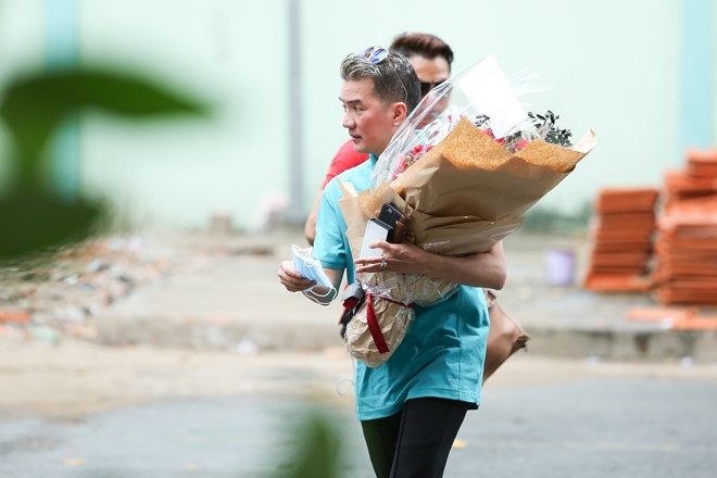 Dam Vinh Hung den tham Minh Thuan ngay khi ve nuoc